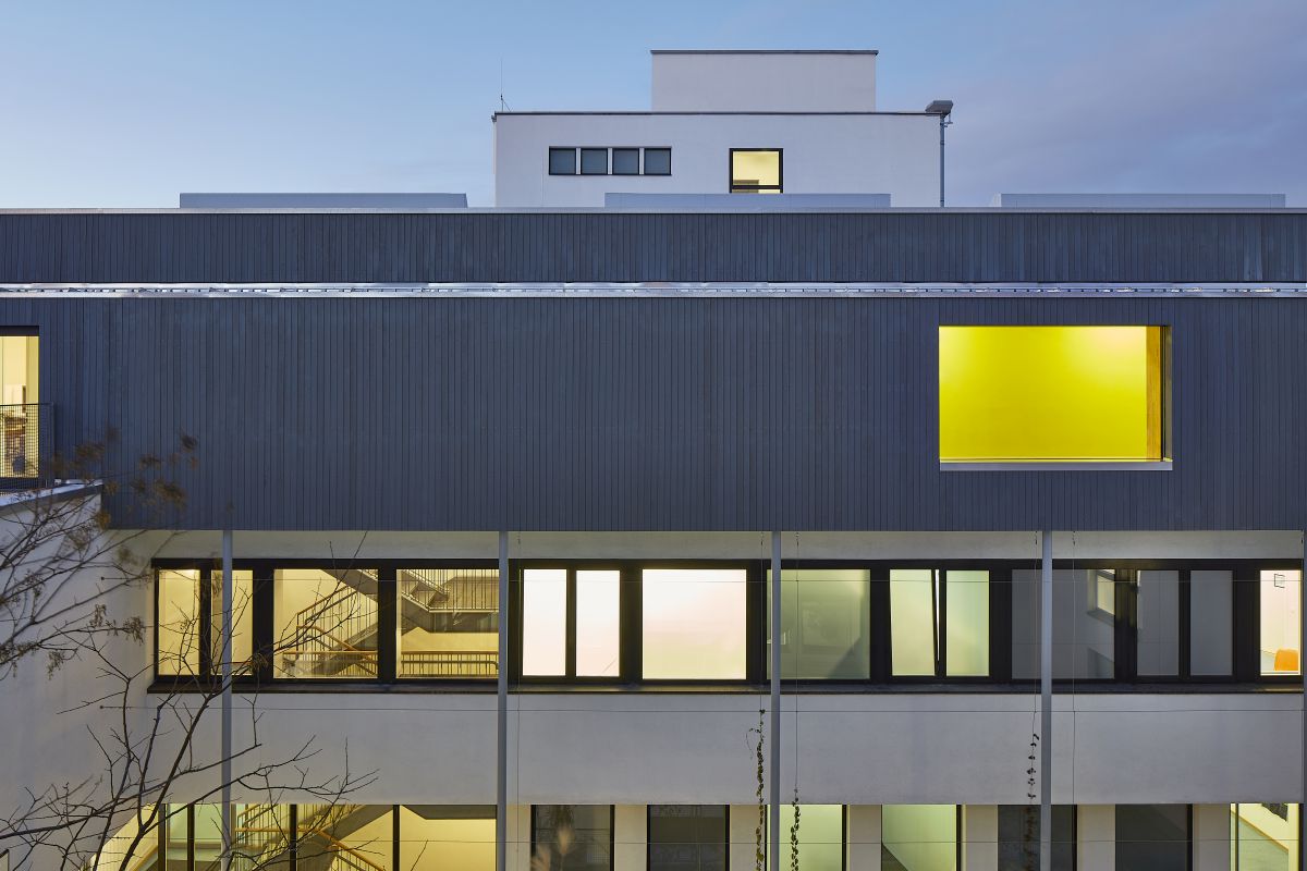 Hubdach für eine Schule in München